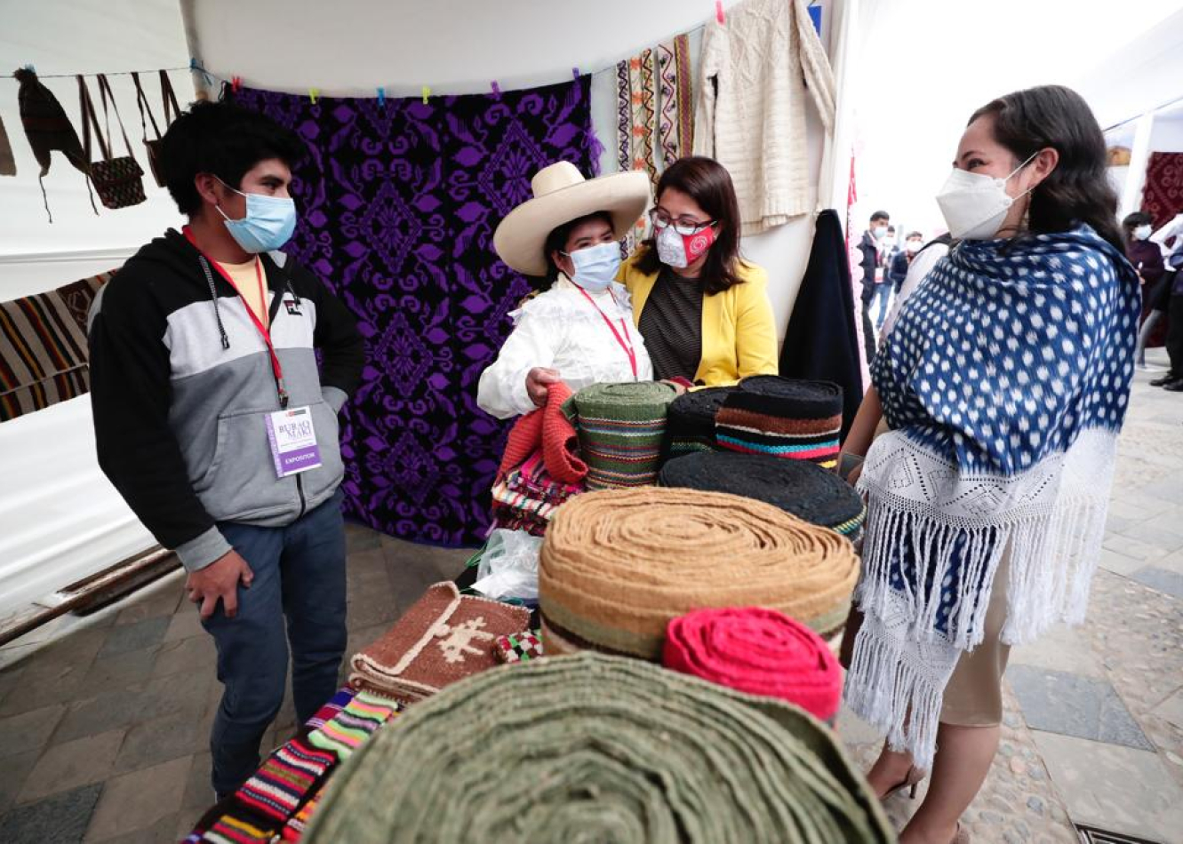 La Ministra de Cultura, Gisela Ortiz, inauguró hoy Ruraq maki, hecho a mano en Cajamarca