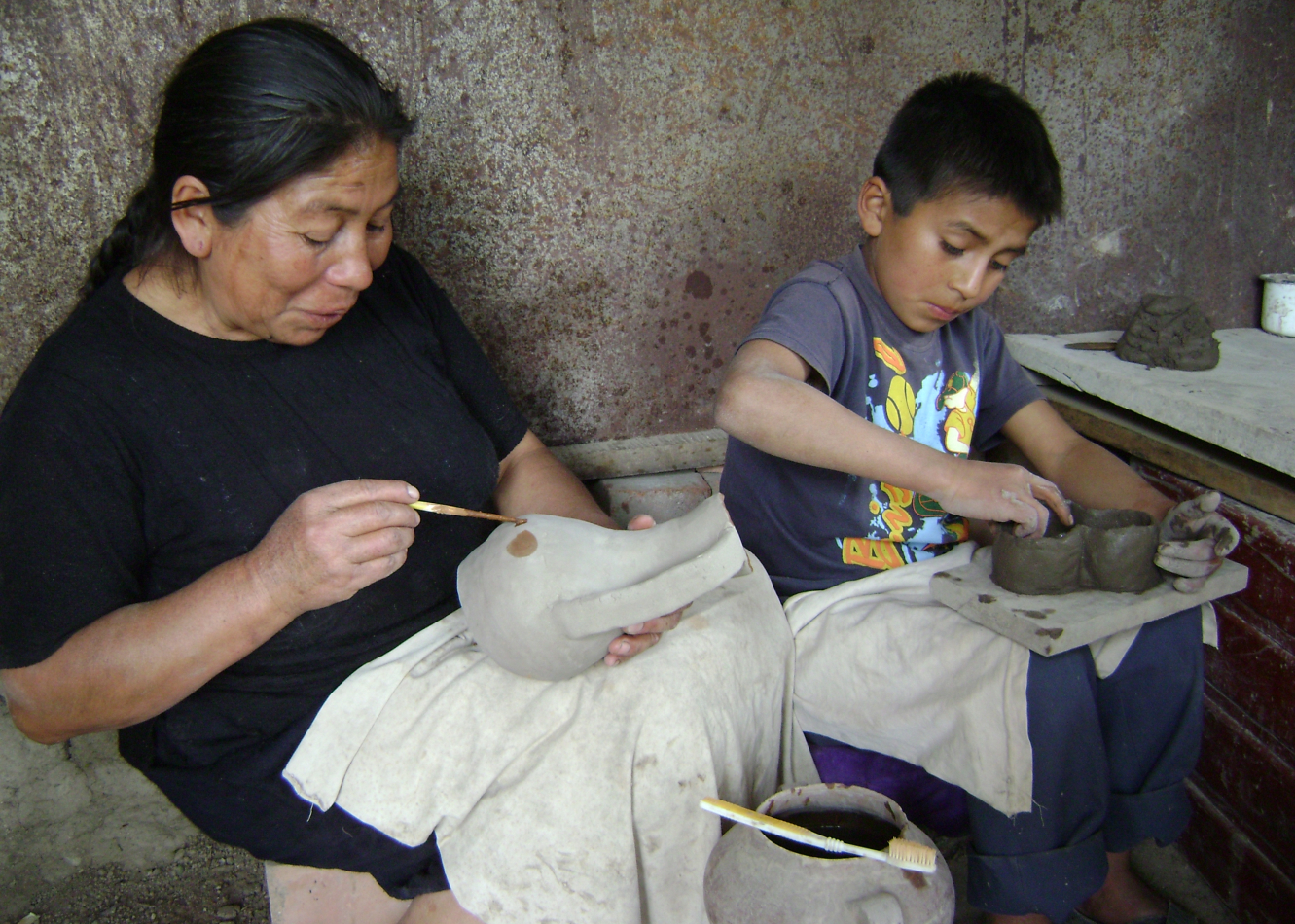 Rosalía Tineo, reconocida como Personalidad Meritoria de la Cultura en 2013, transmite la tradición alfarera familiar a las nuevas generaciones