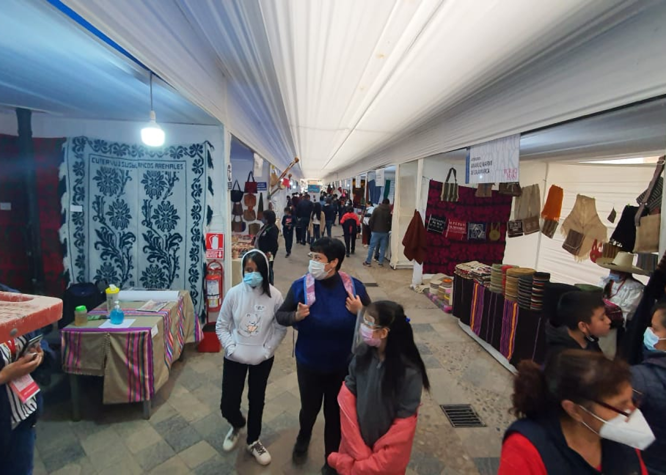 La Ministra de Cultura, Gisela Ortiz, inauguró hoy Ruraq maki, hecho a mano en Cajamarca