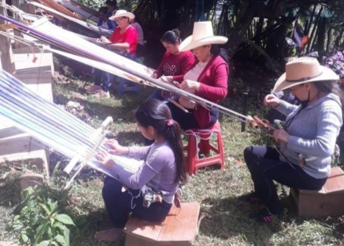 Artistas tejedoras de la Asociación Madres Artesanas de Yanchalá enseñan la técnica del tejido a telar de cintura a las nuevas generaciones.
