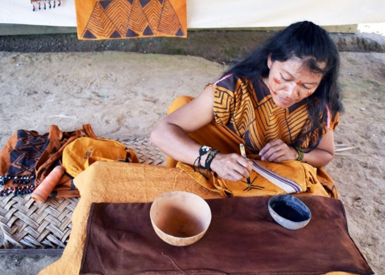 Asociación de Artesanos Anaro. Asociación integrada por 20 artistas Asháninka de la comunidad nativa de Anaro, distrito de Kimbiri, La Convención en Cusco, quienes mantienen vivas su lengua y tradiciones a través del arte.